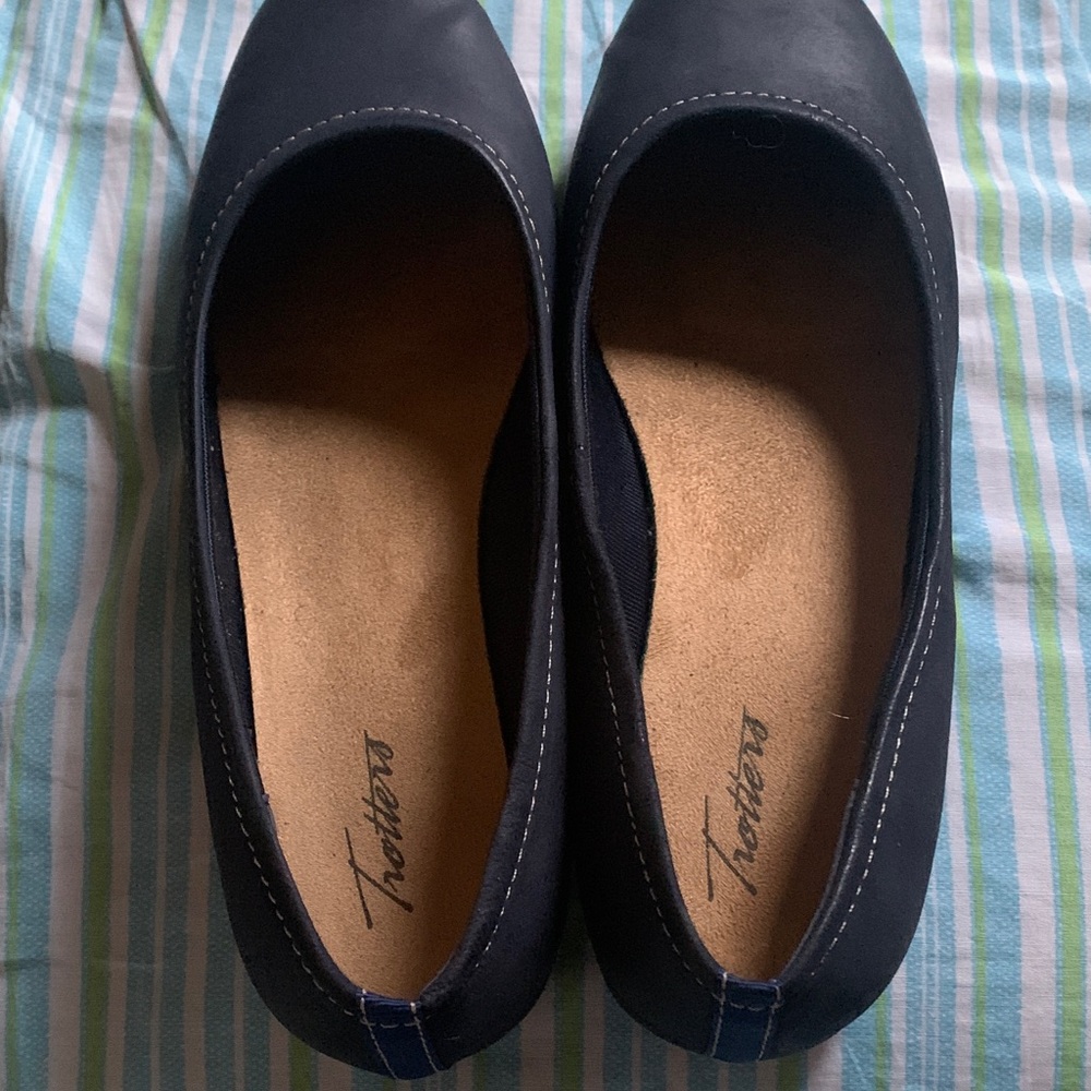 Trotters Navy Round-Toe Slip-On Flats